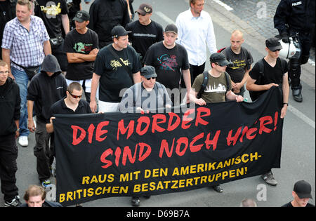 Plusieurs centaines de néo-nazis portent des banderoles lors d'une soi-disant 'Marche de deuil dans Bad Nenndorf, Allemagne, 04 août 2012. Autour de 2 500 personnes étaient attendues pour participer à une contre-manifestation. Photo : Holger Hollemann Banque D'Images