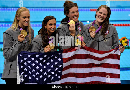 L'équipe américaine avec des nageurs Allison Schmitt, (2-R) Dana Vollmer, (L) Rebecca Soni (2-L) et Missy Franklin (R) célèbrent avec leurs médailles d'après avoir remporté le 4x100 mètres relais quatre nages, au cours de la Finale des Jeux Olympiques de Londres 2012 compétitions de natation dans le centre aquatique, Londres, Grande-Bretagne, 04 août 2012. Photo : Marius Becker dpa  + + +(c) afp - Bildfunk + + + Banque D'Images