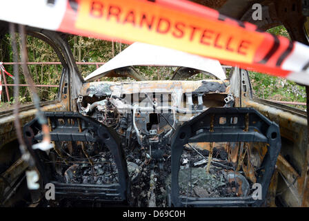 Une voiture est visible dans une arrière-cour à Hambourg, Allemagne, 05 août 2012. Des inconnus ont mis le feu à douze véhicules dans un délai de trois heures dans le quartier de Hamm-Sued, selon un porte-parole de la police. Photo : Daniel Bockwoldt Banque D'Images