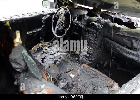 Une voiture est visible à Hambourg, Allemagne, 05 août 2012. Des inconnus ont mis le feu à douze véhicules dans un délai de trois heures dans le quartier de Hamm-Sued, selon un porte-parole de la police. Photo : Daniel Bockwoldt Banque D'Images