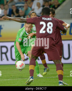 D'Ivica Olic Wolfsburg (L) convoite la la balle avec Manchester's Kolo Touré lors d'un test match entre VfL Wolfsburg et Manchester City chez Volkswagen Arena de Wolfsburg, Allemagne, 04 août 2012. Photo : Dominique Leppin Banque D'Images