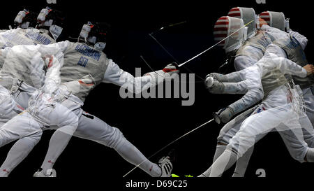 L'Allemagne Sebastian Bachmann (L) est en concurrence avec la race Imboden des USA au cours de Men's fleuret par équipe Médaille de Bronze en ExCeL Arena au les Jeux Olympiques de 2012 à Londres, Londres, Grande-Bretagne, 5 août 2012 (une exposition multiple). Photo : Marius Becker dpa  + + +(c) afp - Bildfunk + + + Banque D'Images
