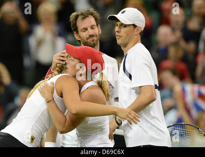 L'Allemagne Sabine Lisicki (L) et Christopher Kas félicite Lisa Raymond et Mike Bryan après la Médaille de Bronze contre Raymond/Bryan des USA pendant les Jeux Olympiques de Londres en 2012 dans le tournoi de tennis de Wimbledon, Londres, Grande-Bretagne, 05 août 2012. Photo : Peter Kneffel dpa  + + +(c) afp - Bildfunk + + + Banque D'Images