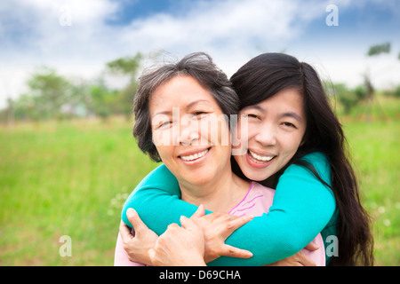 Young woman hugging avec sa mère Banque D'Images