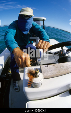 Un guide de pêche à la mouche attachant sur un tarpon voler à Marathon dans les Florida Keys Banque D'Images