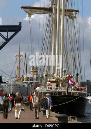 Au port de la ville, les premiers navires sont amarrés pour le 22ème festival à Hanse Sail Rostock, Allemagne, 06 août 2012. Le festival maritime va de 09 jusqu'au 12 août 2012 et dispose de 170 navires traditionnels et du musée. Photo : BERND WUESTNECK Banque D'Images