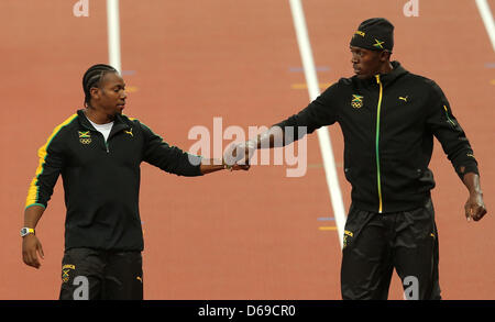 Usain Bolt en Jamaïque (R) et Yohan Blake se préparer pour la finale du 100 m hommes durant les Jeux Olympiques de Londres en 2012 l'athlétisme, l'athlétisme au Stade Olympique, Londres, Grande-Bretagne, 05 août 2012. Photo : Christian Charisius dpa Banque D'Images