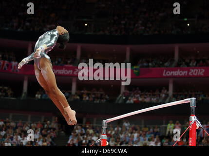 Gabrielle Douglas de USA effectue sur les barres sur les Jeux Olympiques de Londres en 2012 la compétition de gymnastique artistique, Londres, Grande-Bretagne, 06 août 2012. Photo : Friso Gentsch dpa Banque D'Images