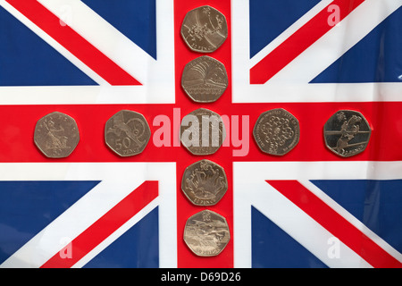 Sélection de pièces de 50p 50 pièces de cinquante pence montrant différents modèles placés sur Union Jack Banque D'Images
