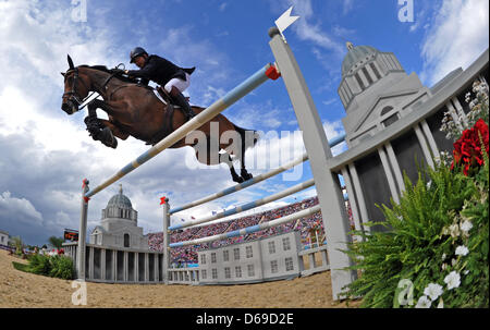 British jumping rider Peter Charles saute sur son cheval Vindicat une clôture pendant les Jeux Olympiques de Londres en 2012 Concours de sauts à Greenwich Park à Londres, Grande-Bretagne, 06 août 2012. Photo : Jochen Luebke afp Banque D'Images