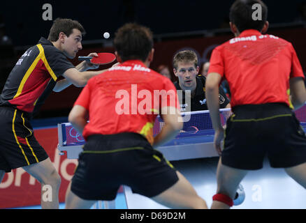 L'Allemagne Timo Boll (L) et Bastian Steger (2e R) en action en action pendant le match contre Zhang Jike (R) et Wang Hao (L) de la Chine au cours de l'équipe masculine de la demi-finale de l'événement de tennis de table dans ExCeL Arena au les Jeux Olympiques de 2012 à Londres, Londres, Grande-Bretagne, 6 août 2012. Photo : Christian Charisius dpa  + + +(c) afp - Bildfunk + + + Banque D'Images