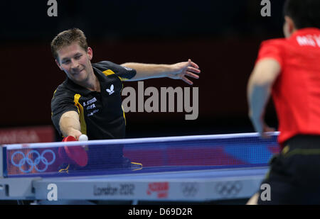 L'Allemagne Bastian Steger en action pendant le match contre contre ma longue de la Chine au cours de l'équipe masculine de la demi-finale de l'événement de tennis de table dans ExCeL Arena au les Jeux Olympiques de 2012 à Londres, Londres, Grande-Bretagne, 6 août 2012. Photo : Christian Charisius dpa Banque D'Images