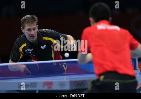 L'Allemagne Bastian Steger en action pendant le match contre contre ma longue de la Chine au cours de l'équipe masculine de la demi-finale de l'événement de tennis de table dans ExCeL Arena au les Jeux Olympiques de 2012 à Londres, Londres, Grande-Bretagne, 6 août 2012. Photo : Christian Charisius dpa  + + +(c) afp - Bildfunk + + + Banque D'Images