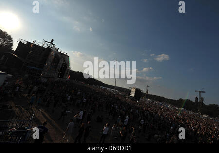 Les visiteurs du festival sont devant la scène principale pour un concert au festival de musique 'Woodstock Station' à Nowy, Pologne, 04 août 2012. Plus de 250 000 visiteurs de toute l'Europe sont attendus à ce que les organisateurs appellent la plus grande non-commercial open air rock événement. Le festival 'Willa Arte Woodstock" a lieu du 02 au 04 août 2012. Photo : Alex Ehlers Banque D'Images