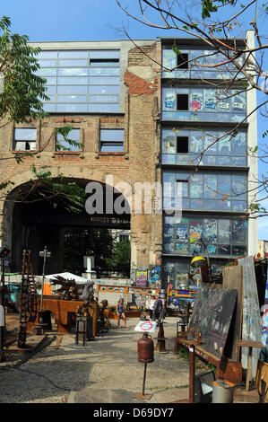 Vue de l'Arts Centre Tacheles à Oranienburger Street à Berlin, Allemagne, 02 août 2012. Les autorités de Berlin souhaitent fermer le Tacheles temporairement en raison de sécurité contre l'incendie. La maison a été construite de 1907 à 1908. Photo : Jens Kalaene Banque D'Images