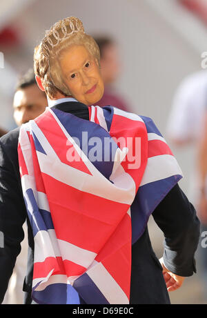 Un spectateur avec un Union Jack flag portant un masque représentant la reine Elizabeth II dans le parc olympique durant les Jeux Olympiques de 2012 à Londres, Londres, Angleterre, 27 juillet 2012. Photo : Christian Charisius dpa Banque D'Images