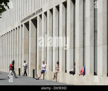 Vue de l'entrée principale de l'Jacob et Wilhelm Grimm-Center à Berlin, Allemagne, 23 juillet 2012. Moderne La bibliothèque centrale de l'Université Humboldt (HU) dans la rue Geschwister-Scholl-a ouvert ses portes en 2009. Photo : Jens Kalaene Banque D'Images