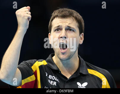 Le joueur de tennis de table Timo Boll célèbre après avoir remporté la médaille de bronze chez les hommes team match contre Hong Kong dans ExCeL Arena au les Jeux Olympiques de 2012 à Londres, Londres, Grande-Bretagne, 08 août 2012. Photo : Friso Gentsch dpa. Photo : Friso Gentsch dpa  + + +(c) afp - Bildfunk + + + Banque D'Images