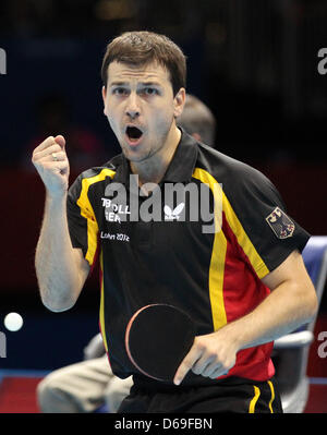 Le joueur de tennis de table Timo Boll célèbre après avoir remporté la médaille de bronze chez les hommes team match contre Hong Kong dans ExCeL Arena au les Jeux Olympiques de 2012 à Londres, Londres, Grande-Bretagne, 08 août 2012. Photo : Friso Gentsch dpa. Photo : Friso Gentsch dpa  + + +(c) afp - Bildfunk + + + Banque D'Images