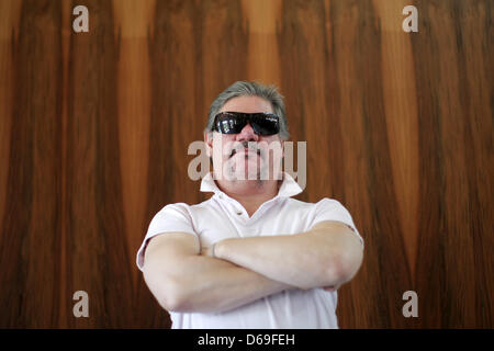 Acteur Claude-Oliver Rudolph est photographié pendant le tournage pour la série criminelle ZDF 'Ein Fall für zwei' ('un cas pour deux") à Francfort-sur-Main, Allemagne, 08 août 2012. Après 300 épisodes, tournage sur l'épisode final sera achevé le jeudi 09 août. La ZDF est l'annulation de la série et les deux acteurs principaux s'en vont. Photo : Fredrik von Erichsen Banque D'Images