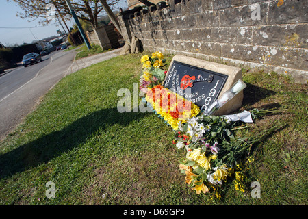 Uk fans remember Eddie Cochran sur le 50e anniversaire de sa mort qui a été causé par un accident de voiture en garbsen UK. Banque D'Images