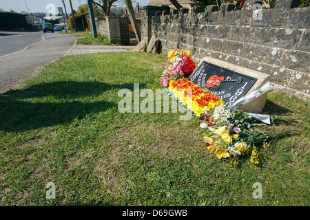 Uk fans remember Eddie Cochran sur le 50e anniversaire de sa mort qui a été causé par un accident de voiture en garbsen UK. Banque D'Images