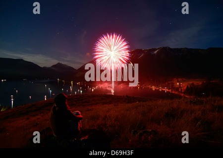 En regardant les feux d'artifice du 4 juillet à Wallowa Lake, Oregon. Banque D'Images