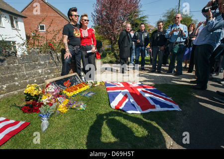 Uk fans sur le site de son accident de voiture en Chippenham remember Eddie Cochran sur le 50e anniversaire de sa mort. 18/04/2010 Banque D'Images