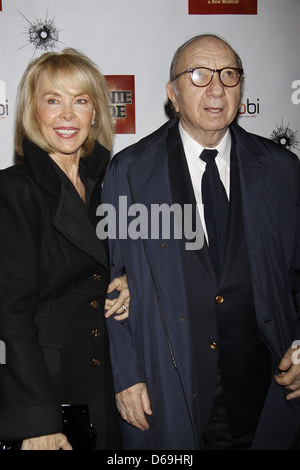 Elaine Joyce et Neil Simon soirée d'ouverture de la production de Broadway de "Bonnie and Clyde" au Gerald Schoenfeld Theatre - Banque D'Images