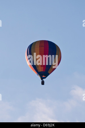 Ballon à air chaud de couleur vive contre un ciel bleu Banque D'Images