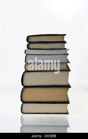 Une pile de livres sur un fond blanc. Banque D'Images