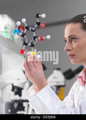 Scientist examining molecular model Banque D'Images