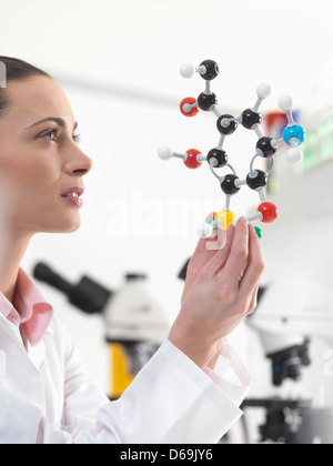 Scientist examining molecular model Banque D'Images