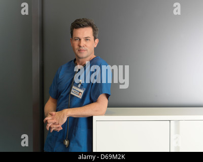 Nurse smiling in hospital Banque D'Images