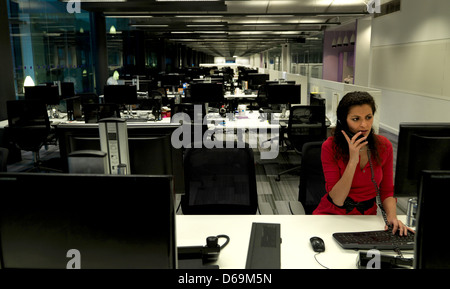 Businesswoman working in office tardif Banque D'Images