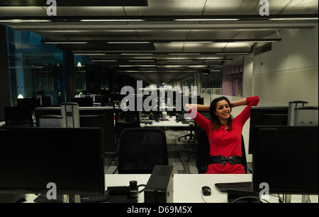 Businesswoman working in office tardif Banque D'Images