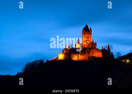 Reichsburg Cochem dans la nuit Banque D'Images