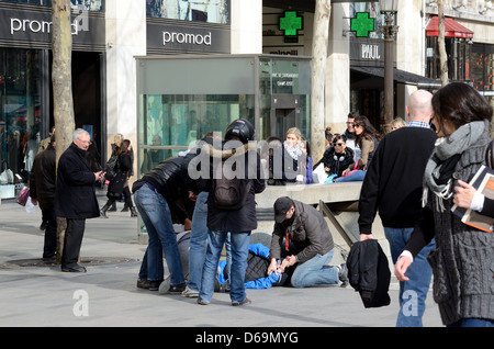 Agent secret français d'arrêter les voleurs à la tire sur les Champs-Elysées Paris,France Banque D'Images