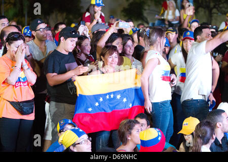 En Floride, aux États-Unis. 14 AVRIL,2013. Peuple vénézuélien en attente d'annonce à El Arepazo,Doral Florida Venezuela résultats élections Banque D'Images