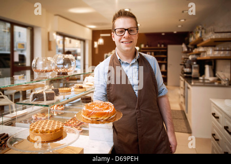 Gâteau aux fruits holding caissier dans une boulangerie Banque D'Images