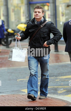 Le capitaine de rugby irlandais Brian O'Driscoll est considérée de bonne humeur tandis que les magasins à Dublin Dublin, Irlande - 08.11.11 Banque D'Images