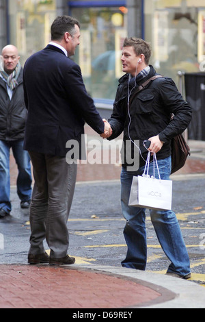 Le capitaine de rugby irlandais Brian O'Driscoll est considérée de bonne humeur tandis que les magasins à Dublin Dublin, Irlande - 08.11.11 Banque D'Images