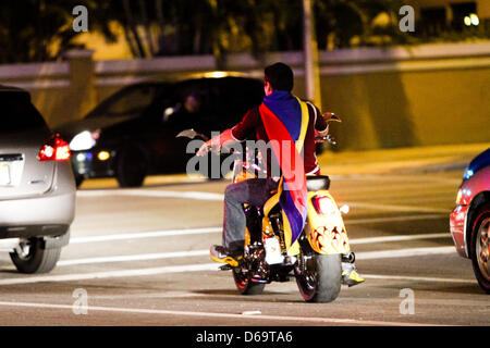 En Floride, aux États-Unis. 14 AVRIL,2013. Peuple vénézuélien en attente d'annonce à El Arepazo,Doral Florida Venezuela résultats élections Banque D'Images