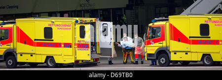 Un gravement blessé victime de la guerre civile en Syrie (C) est déplacé sur une civière d'un Airbus de l'armée allemande à une ambulance à l'aéroport de Hambourg, Allemagne, 15 avril 2013. Gravement blessé aux victimes de la guerre civile en Syrie recevra plus d'un traitement médical en Allemagne. Photo : SVEN HOPPE Banque D'Images