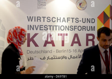 Employés sont au comptoir d'accréditation à l'entrée d'un hotel pour l'ouverture de l'activité et l'investissement au Qatar Forum à Berlin, Allemagne, 15 avril 2013. Des représentants du Qatar présentent des plans pour un avenir économique dans la capitale allemande jusqu'au 16 avril. Photo : RAINER JENSEN Banque D'Images