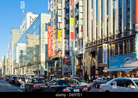 Ginza, Tokyo, Japon. Chuo Dori, Matsuya Ginza magasin sur la gauche et Mitsukoshi Department Store sur la droite. Banque D'Images