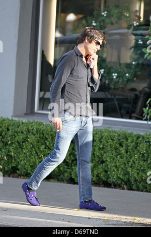 Brandon Davis fumeurs et de parler sur son téléphone cellulaire à Beverly Hills, Los Angeles, Californie - 28.11.11 Banque D'Images