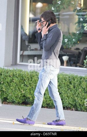 Brandon Davis fumeurs et de parler sur son téléphone cellulaire à Beverly Hills, Los Angeles, Californie - 28.11.11 Banque D'Images