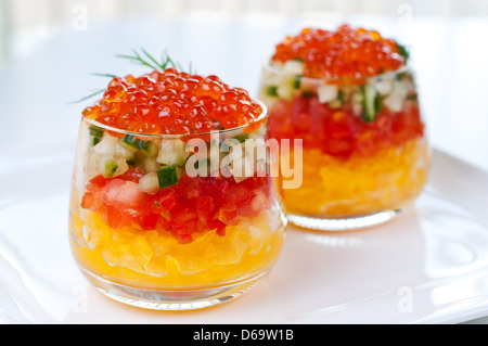 Caviar avec légumes dans les verres close up Banque D'Images