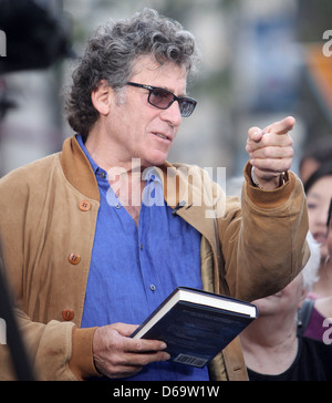 Paul Michael Glaser tournage célébrités une comparution sur entertainment news programme 'Extra' Los Angeles, Californie - 28.11.11 Banque D'Images